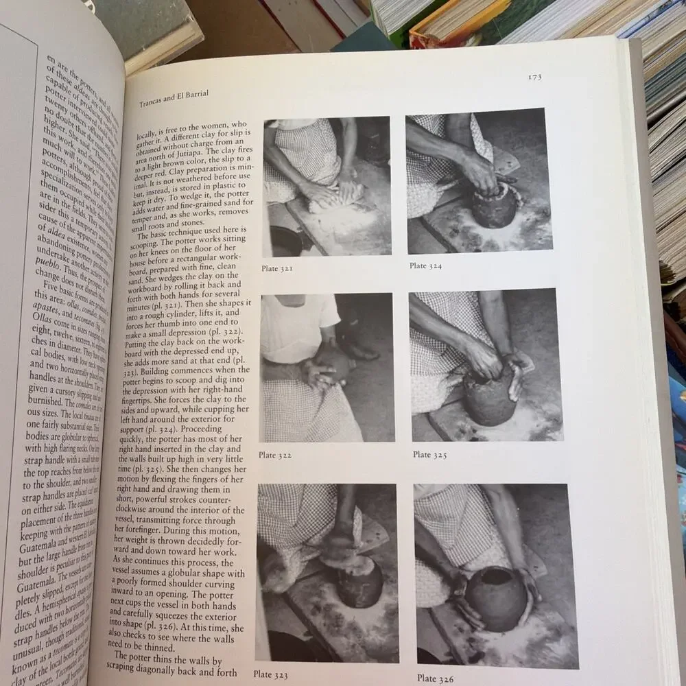 The Traditional Pottery‎ of Guatemala Hardcover Ruben Reina & Robert M. HILL